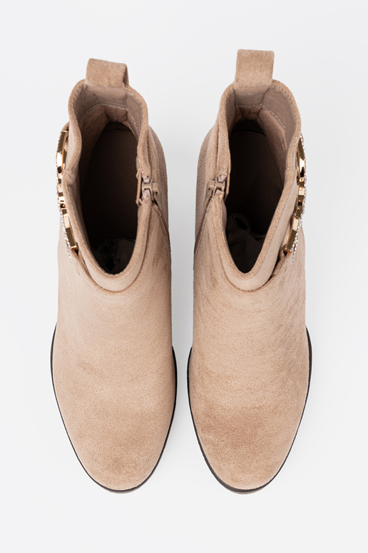 smėlio spalvos batai ant pleišto su dekoratyvine sagtimi