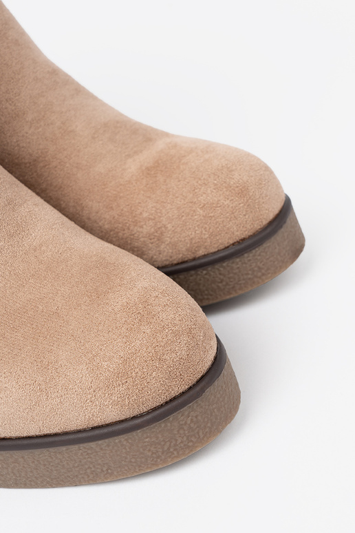 smėlio spalvos batai ant pleišto su dekoratyvine sagtimi