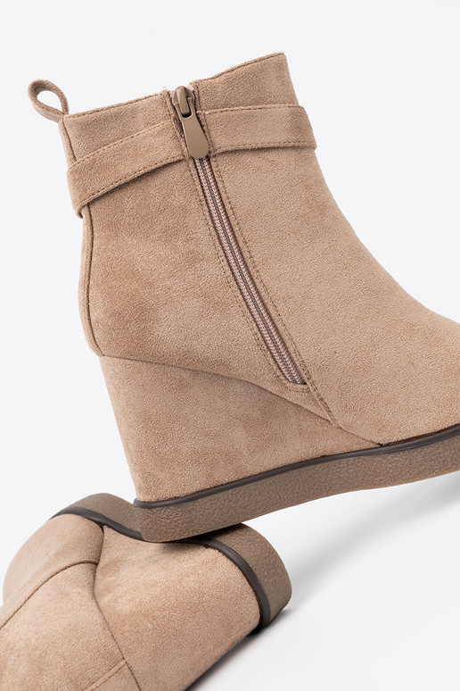 smėlio spalvos batai ant pleišto su dekoratyvine sagtimi