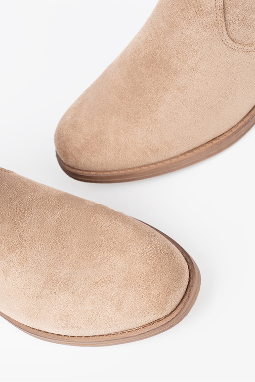 smėlio spalvos batai su raukintu viršumi