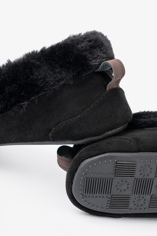 Minkštas, juodos spalvos kapcie typu mokasinai su lanku