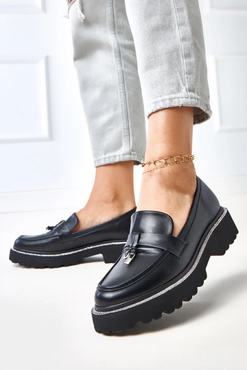 Juodi mokasinai su puošmena...