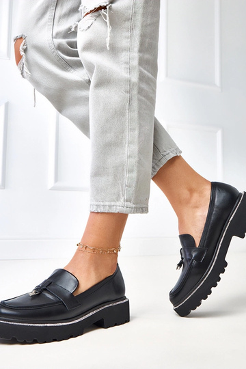 Juodi mokasinai su puošmena... 2