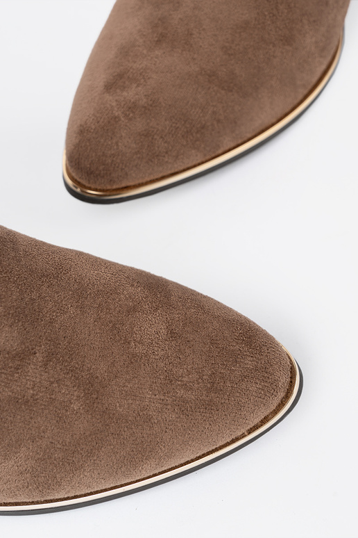 smėlio spalvos batai iš zomšos ant kulno