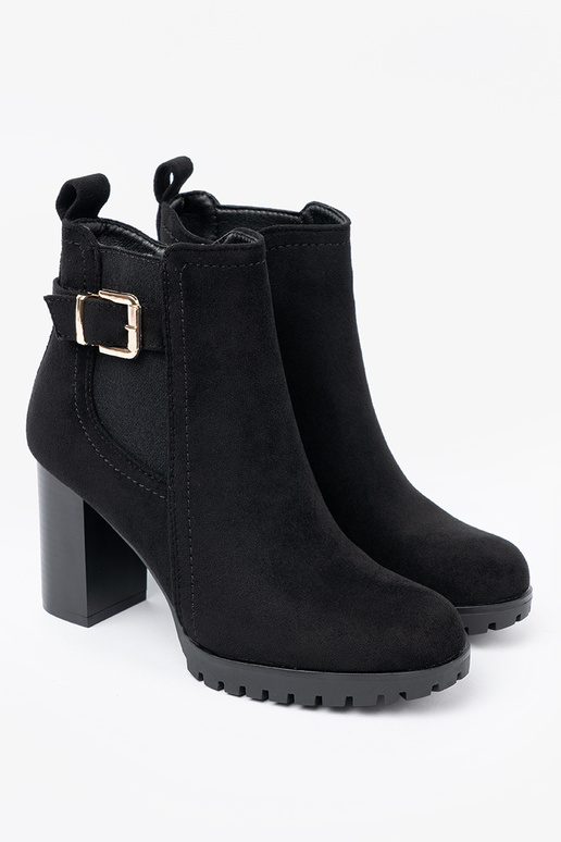 juodos spalvos aulinukai su dekoratyvine sagtimi