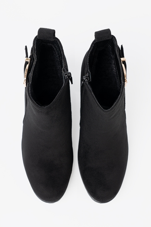 juodos spalvos aulinukai su dekoratyvine sagtimi