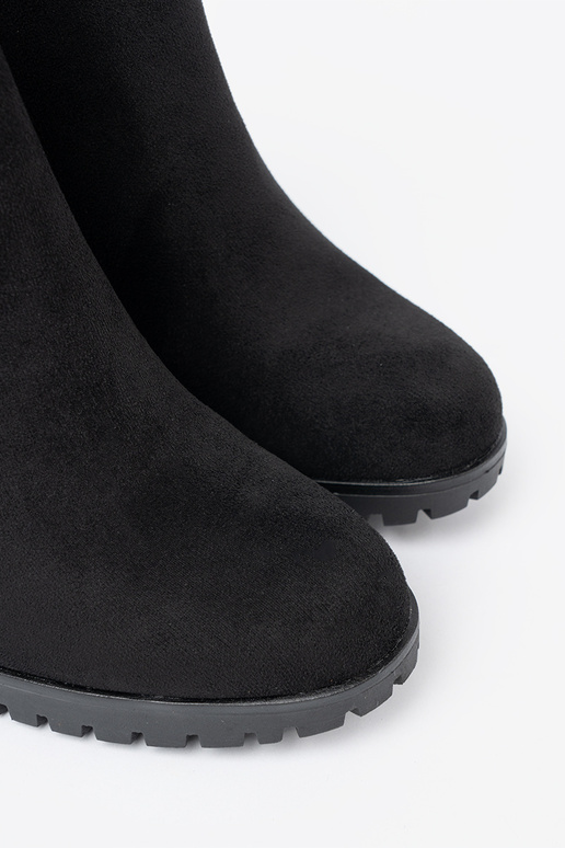 juodos spalvos aulinukai su dekoratyvine sagtimi