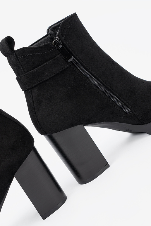 juodos spalvos aulinukai su dekoratyvine sagtimi