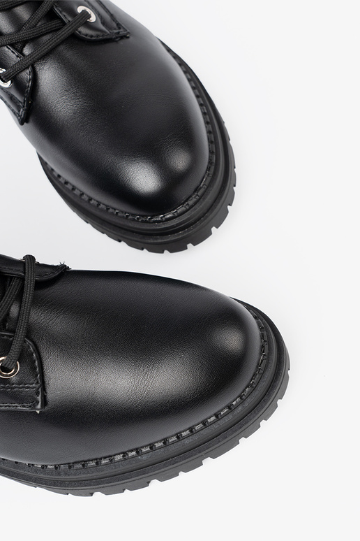 Stilingas juodos spalvos auliniai batai z metaloĮym detalem