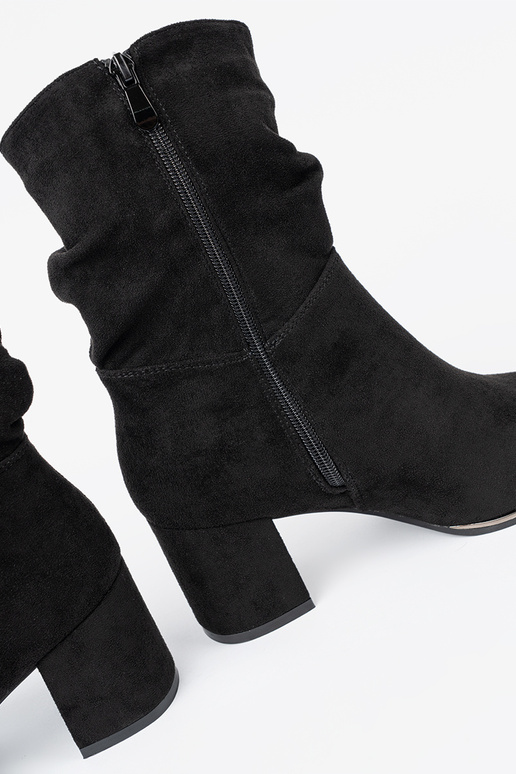 Aulinukai iš zomšos juodos spalvos z eleganckim marszczeniem