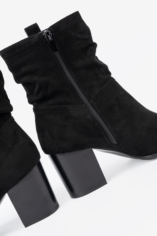 juodos spalvos iš zomšos aulinukai su raukintu viršumi