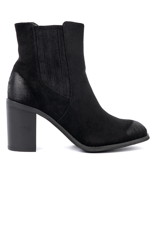 juodos spalvos iš zomšos batai ant aukšto stulpo izoliuoti