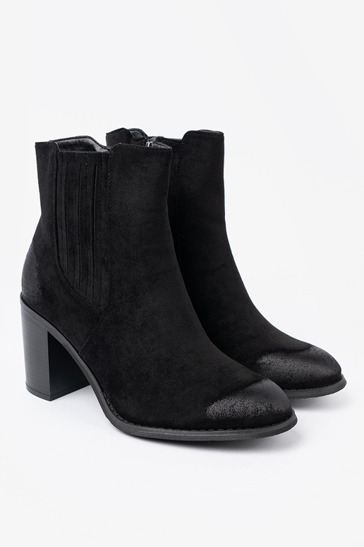 juodos spalvos iš zomšos batai ant aukšto stulpo izoliuoti