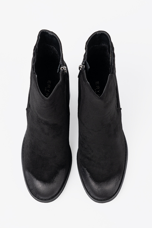 juodos spalvos iš zomšos batai ant aukšto stulpo izoliuoti