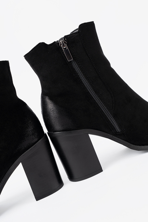 juodos spalvos iš zomšos batai ant aukšto stulpo izoliuoti