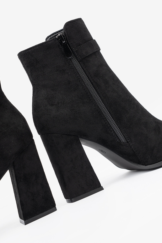 Elegantiško stiliaus juodos spalvos batai z biżuteryjnym akcentem