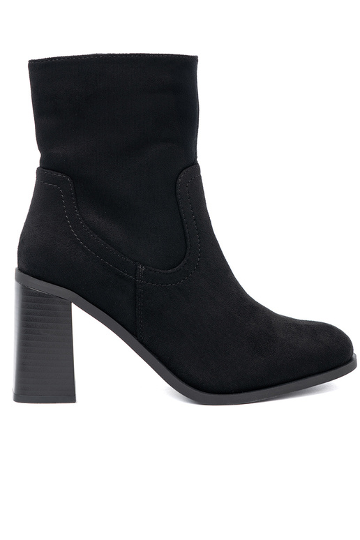 juodos spalvos batai ant aukštakulnių o klasycznym kroju