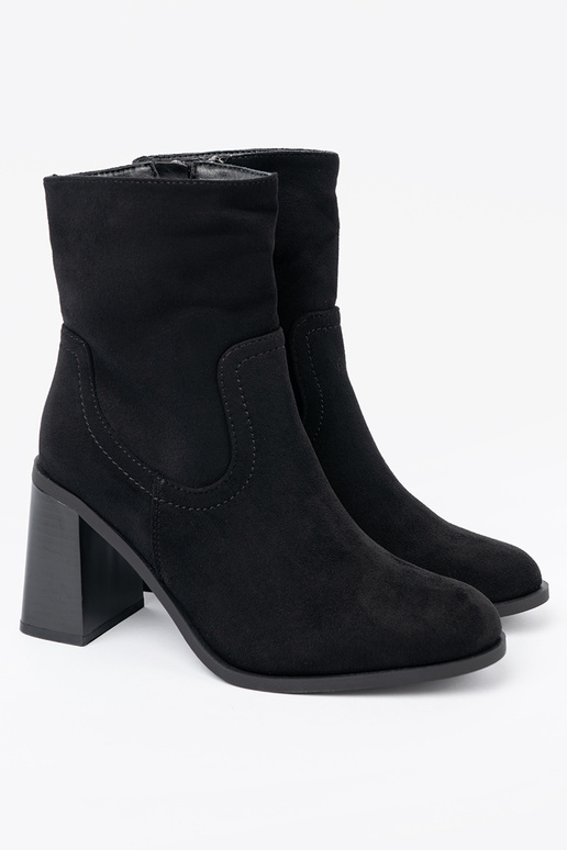 juodos spalvos batai ant aukštakulnių o klasycznym kroju