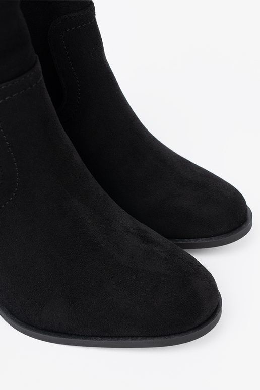 juodos spalvos batai ant aukštakulnių o klasycznym kroju