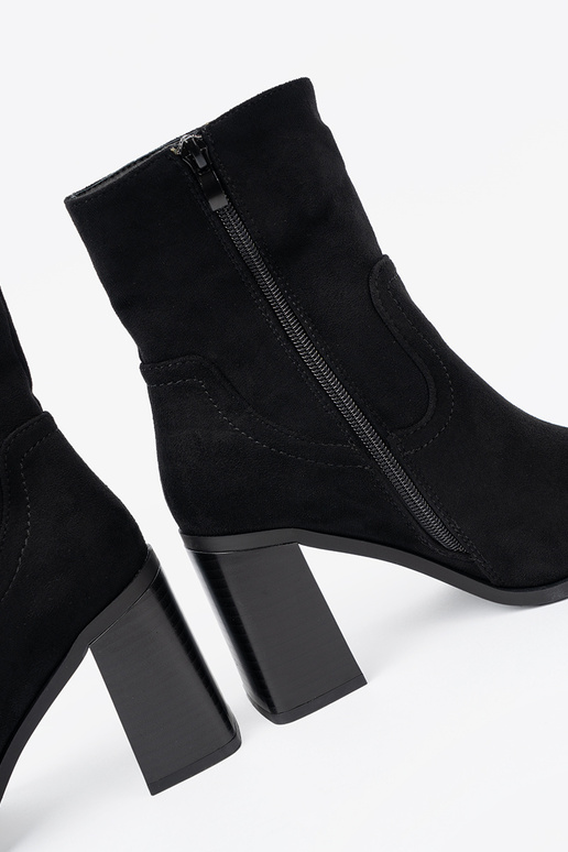 juodos spalvos batai ant aukštakulnių o klasycznym kroju