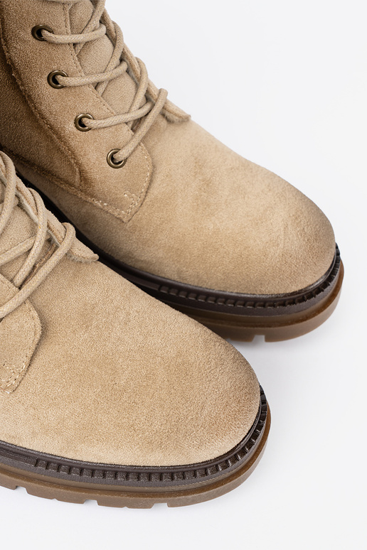 iš zomšos smėlio spalvos auliniai batai z solidnym bieżnikiem