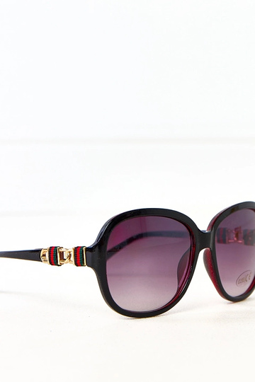 Raudoni akiniai nuo saulės...