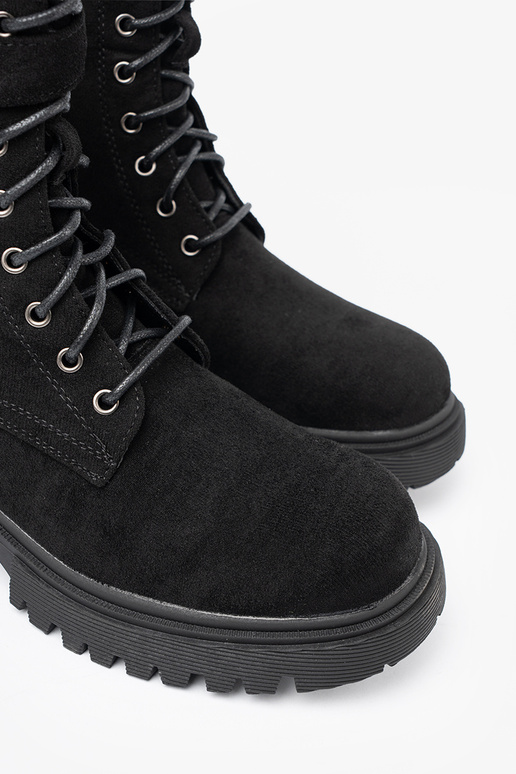 juodos spalvos auliniai batai su sagtimis i raišteliaim