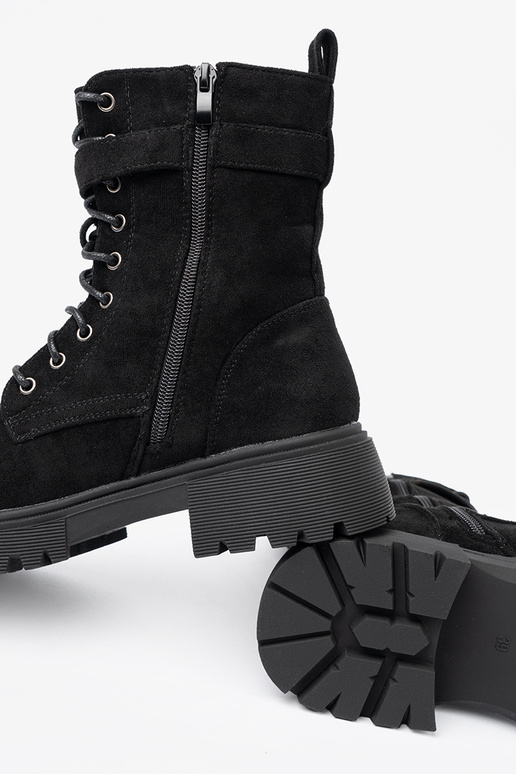 juodos spalvos auliniai batai su sagtimis i raišteliaim