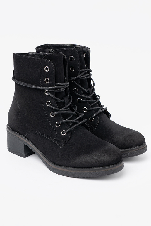 juodos spalvos batai suvarstytas ant žemo kulno