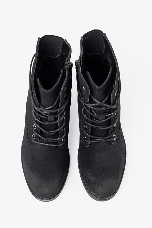 juodos spalvos batai suvarstytas ant žemo kulno