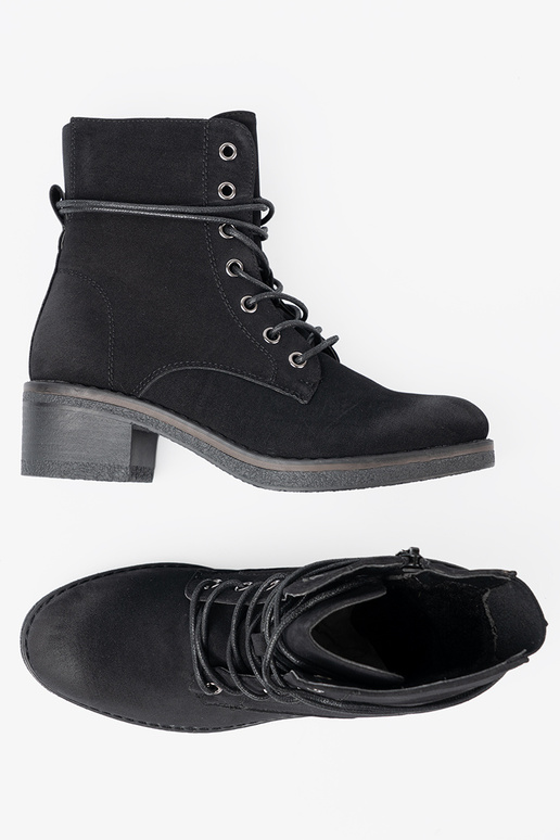 juodos spalvos batai suvarstytas ant žemo kulno