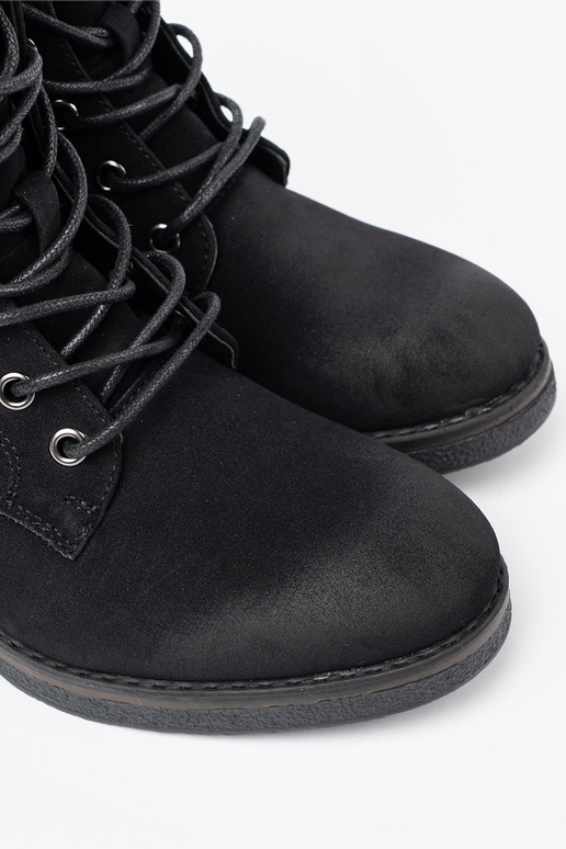 juodos spalvos batai suvarstytas ant žemo kulno