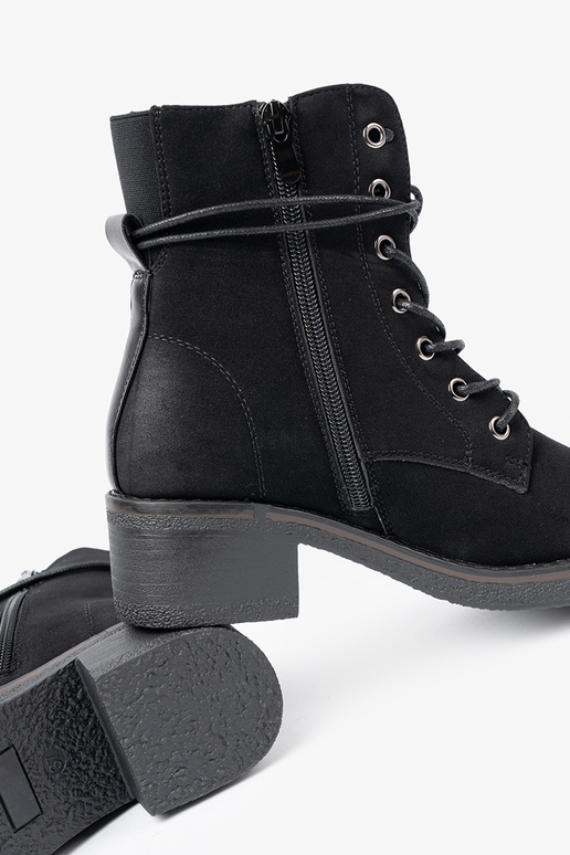 juodos spalvos batai suvarstytas ant žemo kulno