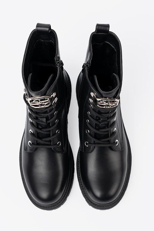 juodos spalvos auliniai batai su metaline apdaila