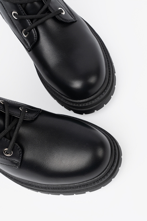 juodos spalvos auliniai batai su metaline apdaila