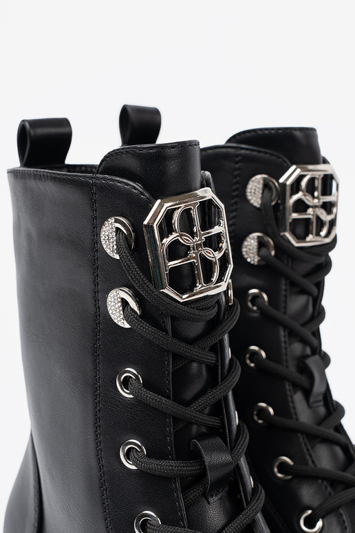 juodos spalvos auliniai batai su metaline apdaila