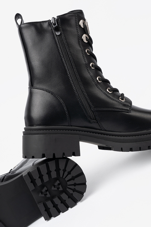 juodos spalvos auliniai batai su metaline apdaila