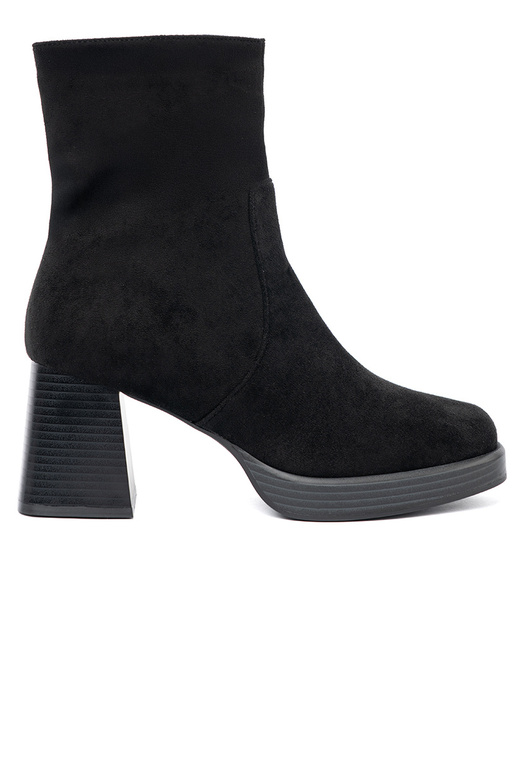 Elegantiško stiliaus juodos spalvos batai ant stabilaus stulpo