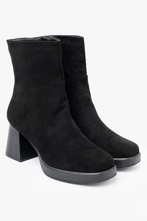 Elegantiško stiliaus juodos spalvos batai ant stabilaus stulpo