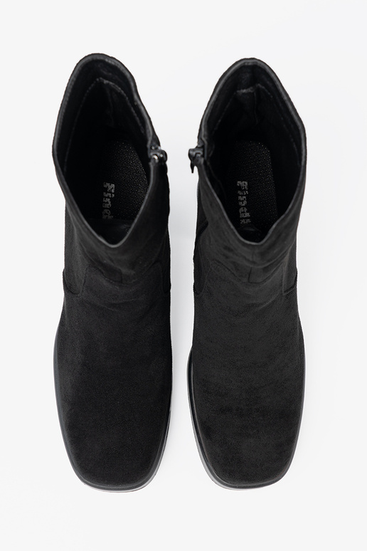 Elegantiško stiliaus juodos spalvos batai ant stabilaus stulpo