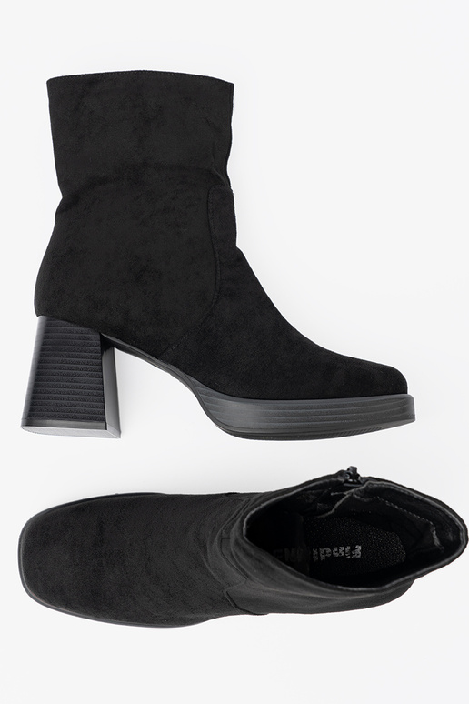 Elegantiško stiliaus juodos spalvos batai ant stabilaus stulpo