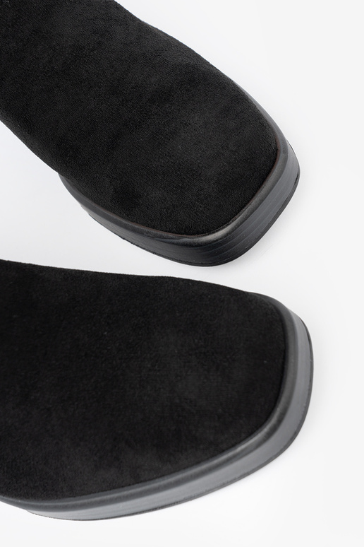 Elegantiško stiliaus juodos spalvos batai ant stabilaus stulpo