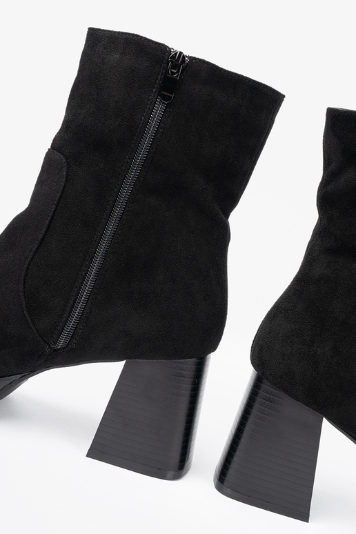 Elegantiško stiliaus juodos spalvos batai ant stabilaus stulpo