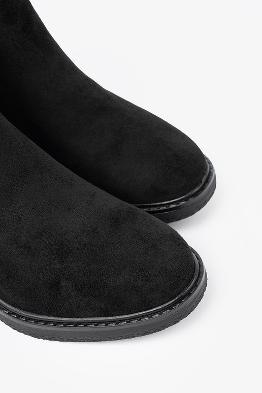 juodos spalvos batai su sagtimis ant stabilaus kulno