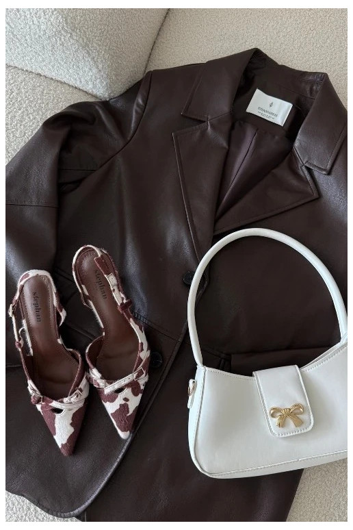 Baltos-rudos spalvos bateliai su atviru kulnu ir dirželiais