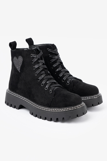 juodos spalvos suvarstytas batai z błyszczącym širdiesm