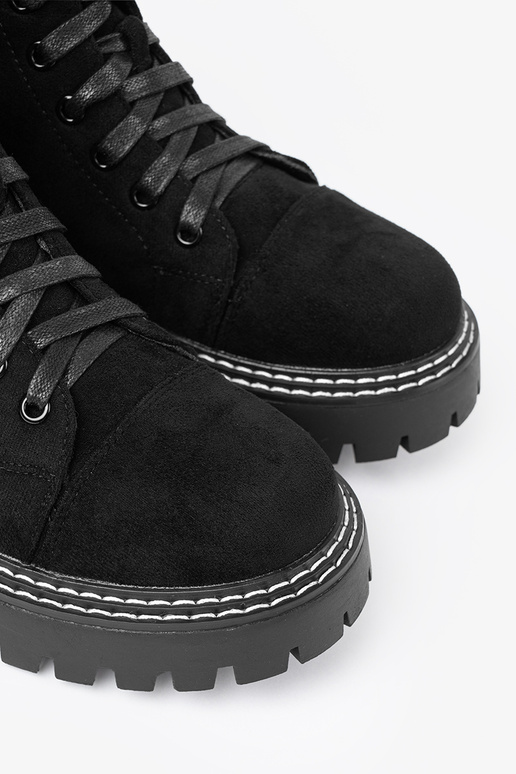 juodos spalvos suvarstytas batai z błyszczącym širdiesm