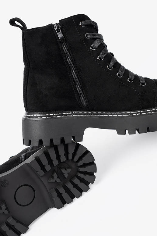 juodos spalvos suvarstytas batai z błyszczącym širdiesm