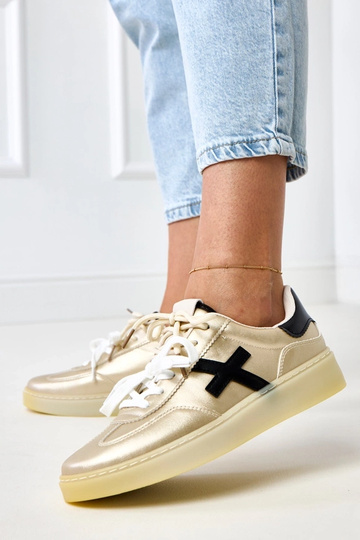 Auksiniai sportbačiai ant... 2