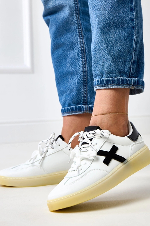 Balti sportbačiai ant platformos su...